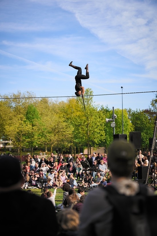 Soka Tira Oso aop op het Afrikaanderplein in Rotterdam-Zuid. foto Jona Harnischmacher